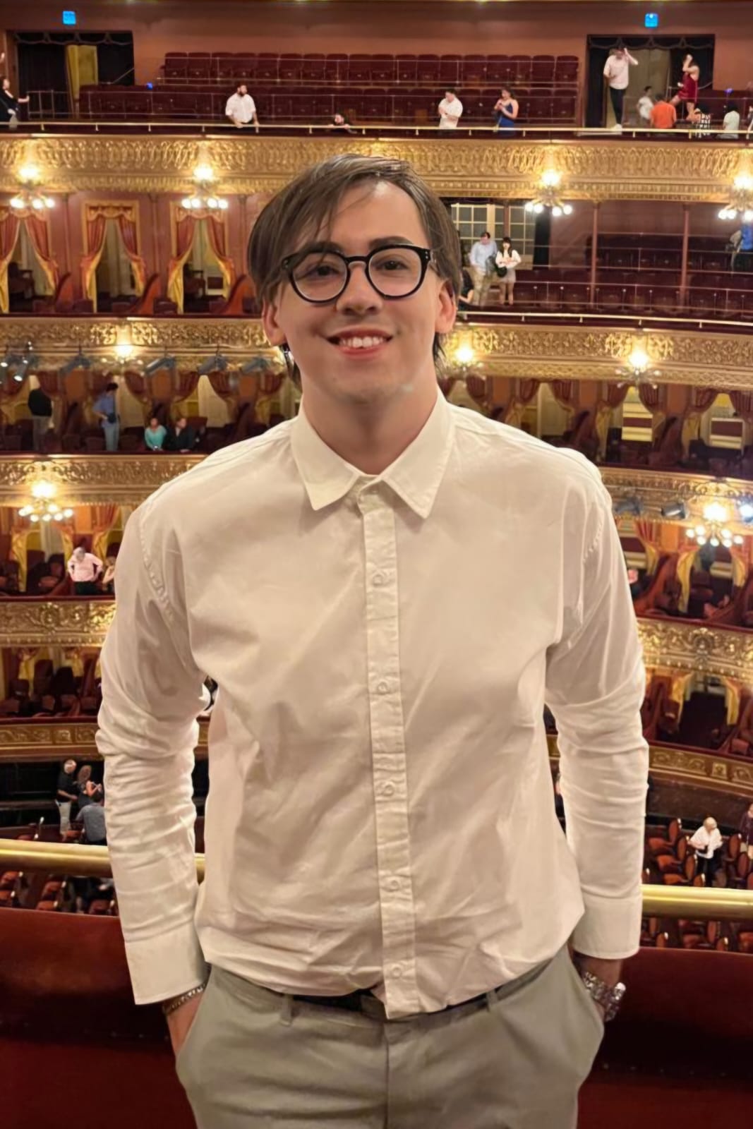 Creador de VD Finanzas frente al Teatro Colón, Buenos Aires